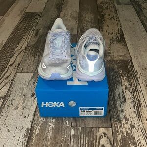 HOKA clifton 9 women’s size 6 in super cute purple color! comes with box!